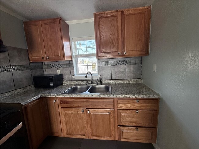 Building Photo - 13809 Hershe St