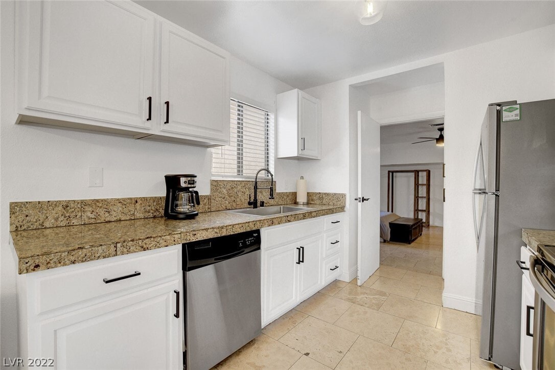 Left side of kitchen - 3112 La Mesa Dr