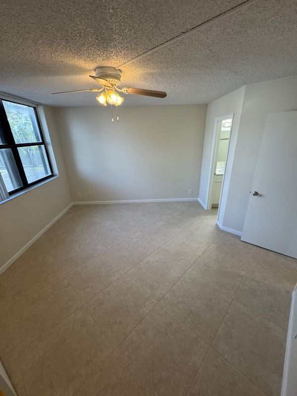 Building Photo - 211 Lake Pointe Dr