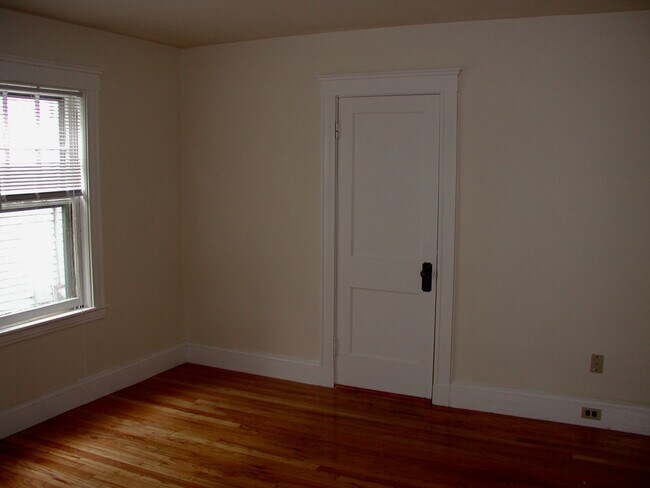 Bedroom - 13 Higgins St