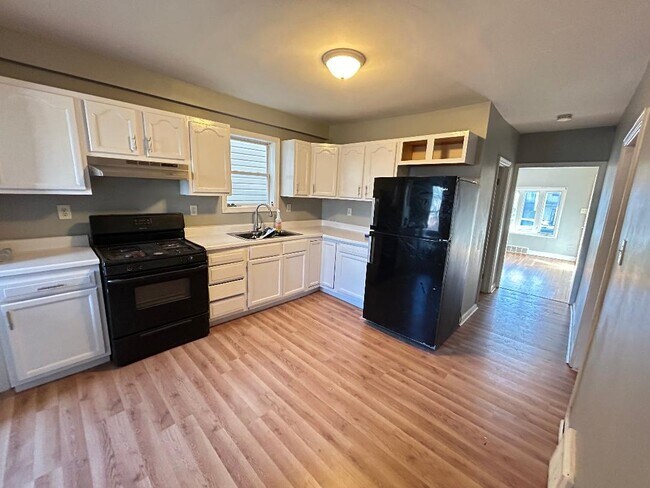 Kitchen - 8213 S Houston Ave