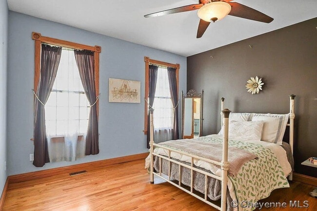 Building Photo - Charming Three Bedroom Home!