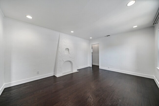 Building Photo - 4978 N North Maywood Ave