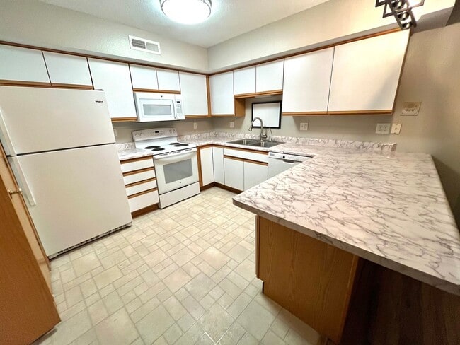 Building Photo - Updated 2 BR Condo in the Heart of Coralville! Available NOW!!!