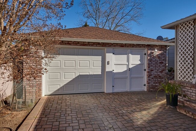 Building Photo - Newer Construction 2 Bedroom 2 Bath Home 2...