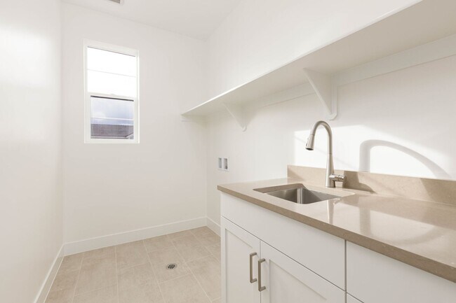 Building Photo - Beautiful New Home with access to community pool