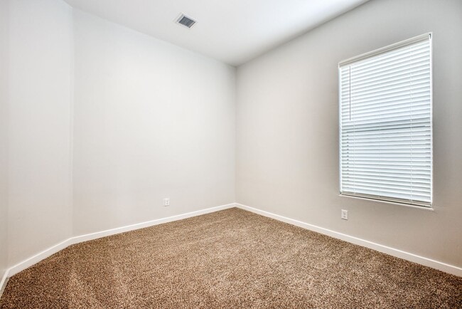 Building Photo - Beautiful East side House 4 bed-2.5 baths, part of The  Club that includes Swimming Pool, Gym, Te...