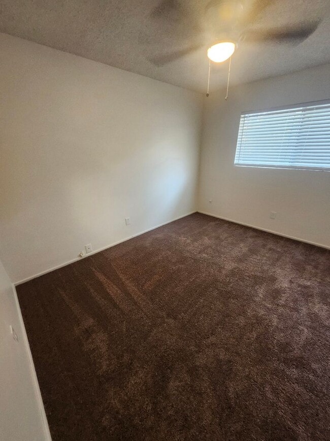 Building Photo - Newly Renovated! Spacious 4-Bed, 2-Bath Ho...