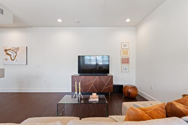 Building Photo - 604 N Bluff Dr