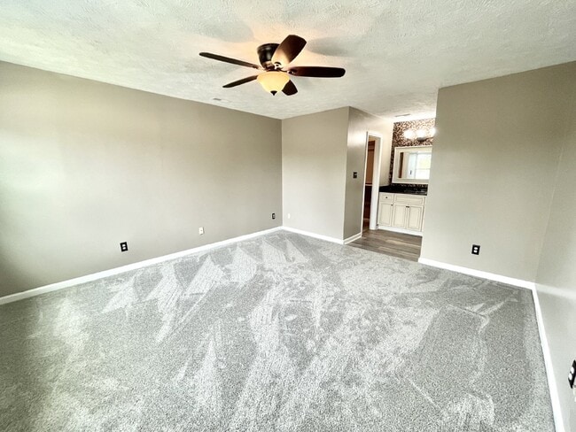 Building Photo - 3 Bed, 2 Bath Nest in Hope Mills