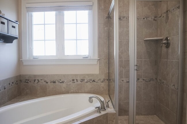 Building Photo - Villages at Urbana Luxury Townhouse For Lease