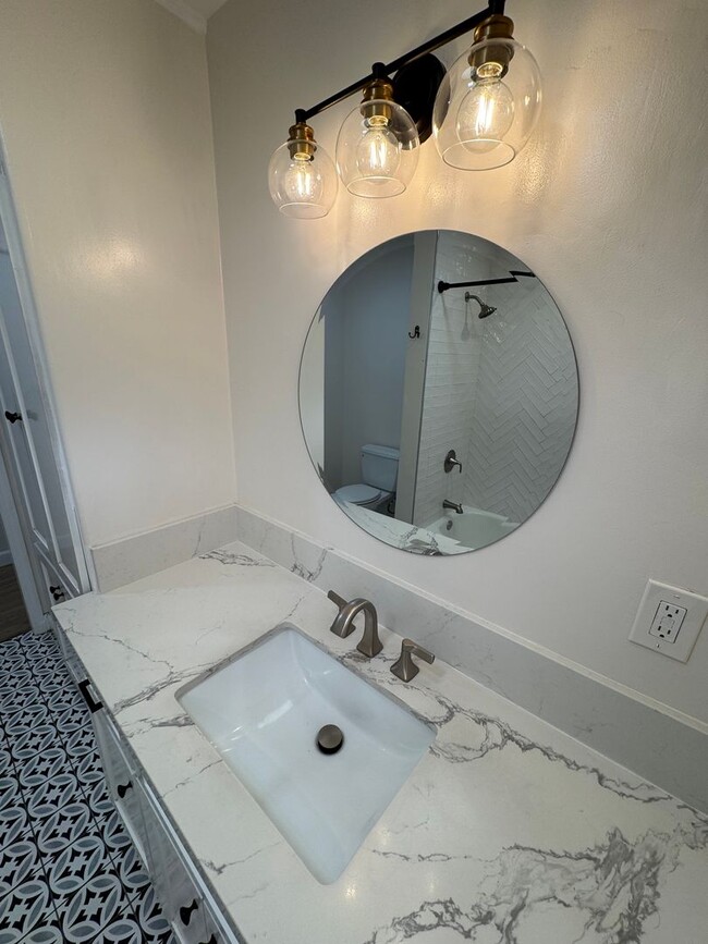 Building Photo - Beautiful 3 bedroom 2 bath Pool Home...  this one is a SHOW STOPPER