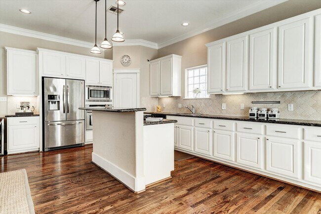 Building Photo - 2546 Bevis St