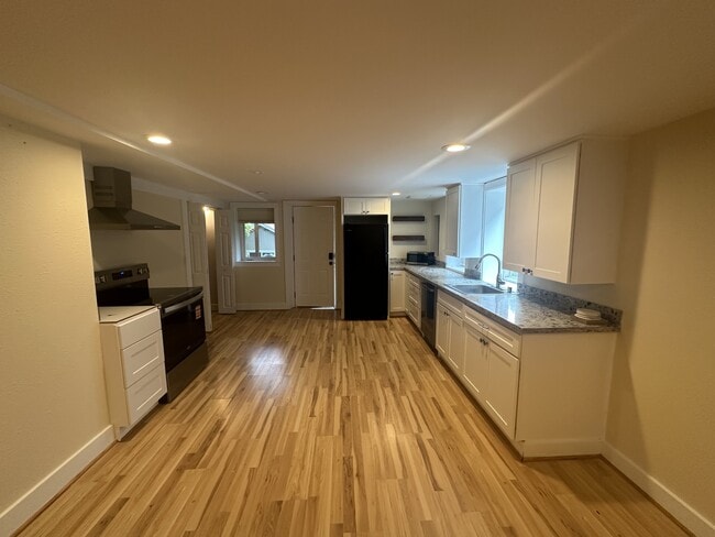 Building Photo - 1126 18th Ave E