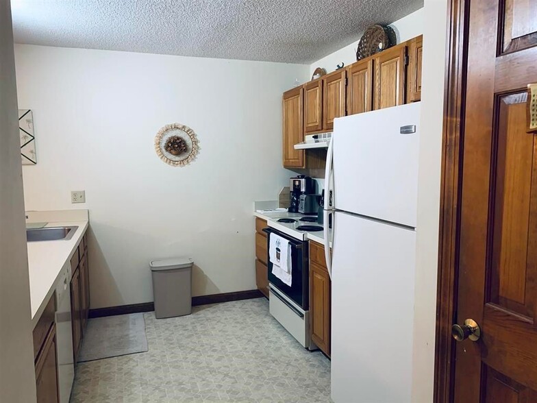 Building Photo - 61 Woodbury, 43