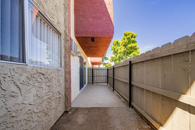 Building Photo - 800 E Bobier Dr