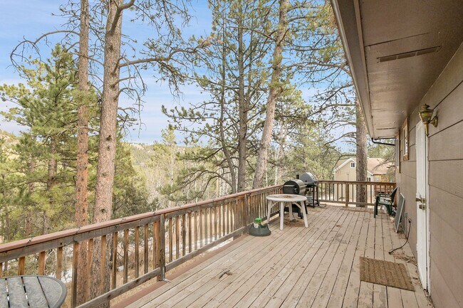 Building Photo - 2027 Roland Dr