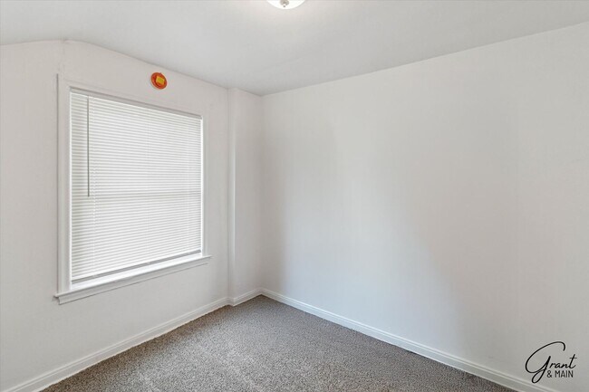 Building Photo - $1500 5 bedroom 2 bath
