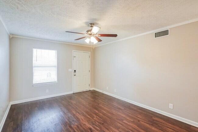 Building Photo - 1409 Amal Dr