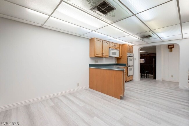 Building Photo - 5185 E Sun Valley Dr