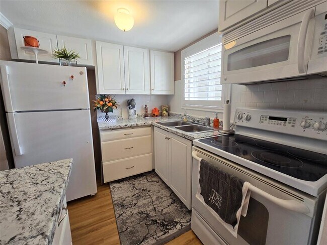 Building Photo - 2207 Sunset Dr