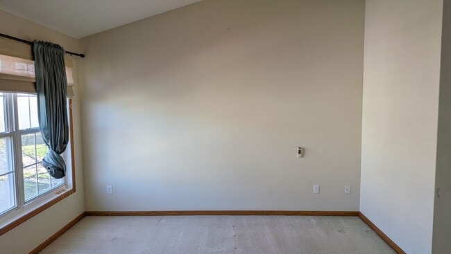 Building Photo - Amazing Apple Valley Townhome 4bd 3.5 Bath!!!