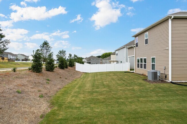 Building Photo - Convenient, Spacious and Move-in Ready 5 Bed/3 Bath Home in Mebane