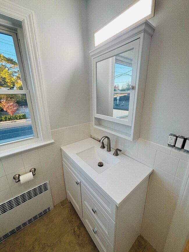 Building Photo - 45 Glen Head Rd