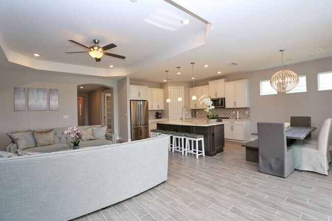 Building Photo - **Brand New, Bright & Beautiful Bonita Spr...