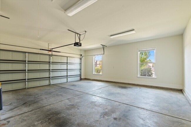 Building Photo - 121 Hilltop Ridge Dr