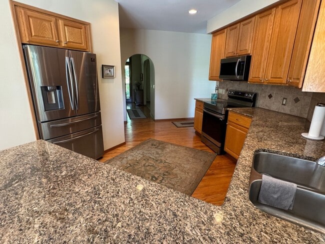 Building Photo - 3 Bed, 2 Bath PLUS Bonus Room SHORT TERM R...