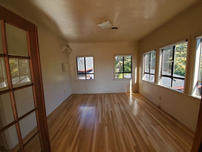 Building Photo - Top Floor Rockridge Two Bedroom Condo with...