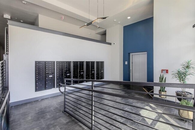 Building Photo - 2213 Poquito St