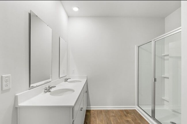 Building Photo - 102 Green Passage Ln