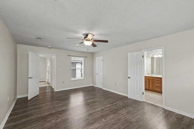 Building Photo - 6 Pinehurst Dr