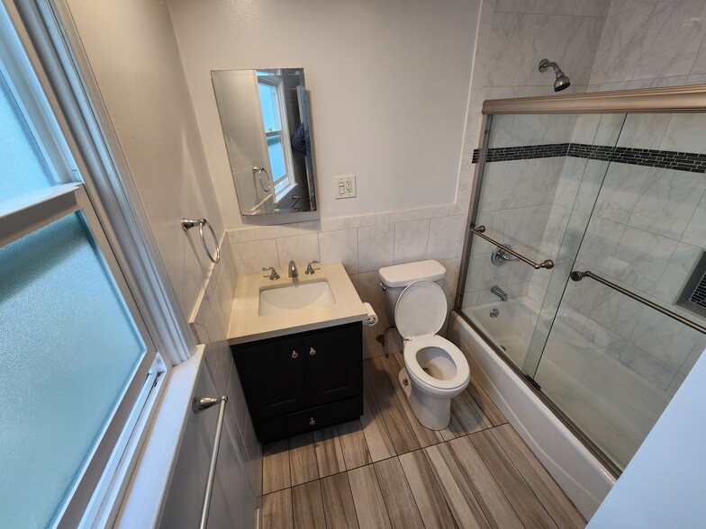 Building Photo - 947 Victoria Ave