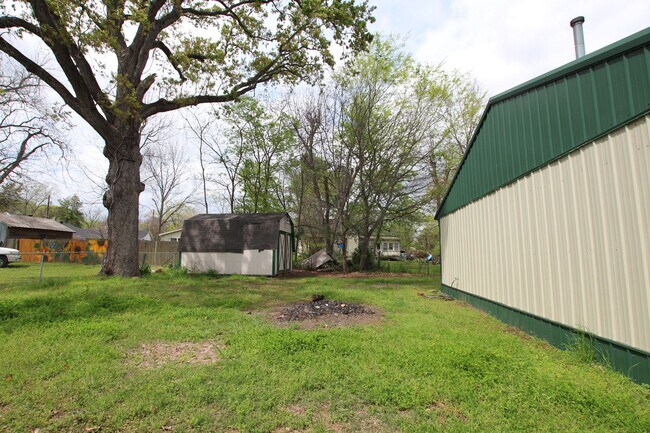 Building Photo - Coming Soon! 3 Bedroom 2 Bath in Bullard! Large Shop!
