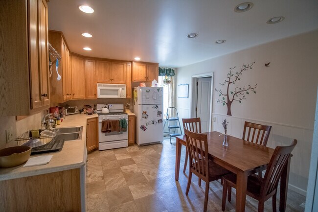 Building Photo - 453 S 9th St