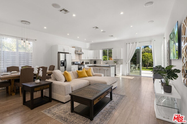 Building Photo - 5202 Topeka Dr