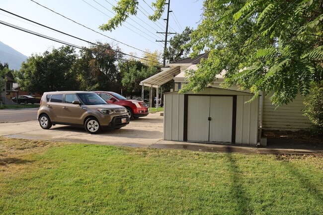 Building Photo - 6 bedroom 2 bath home