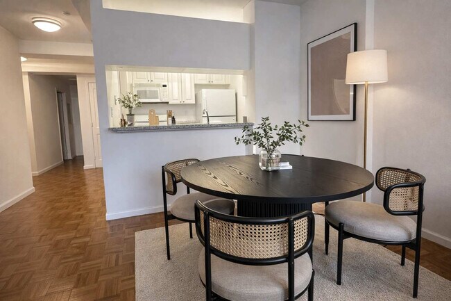 Building Photo - 350 W 43rd St