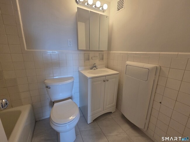 Building Photo - 444 Bedford St