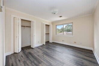 Building Photo - 11930 Carriage Hill Dr