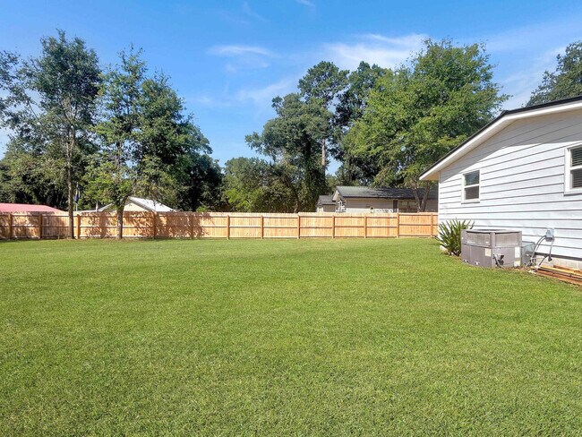 Building Photo - 501 W 9th St