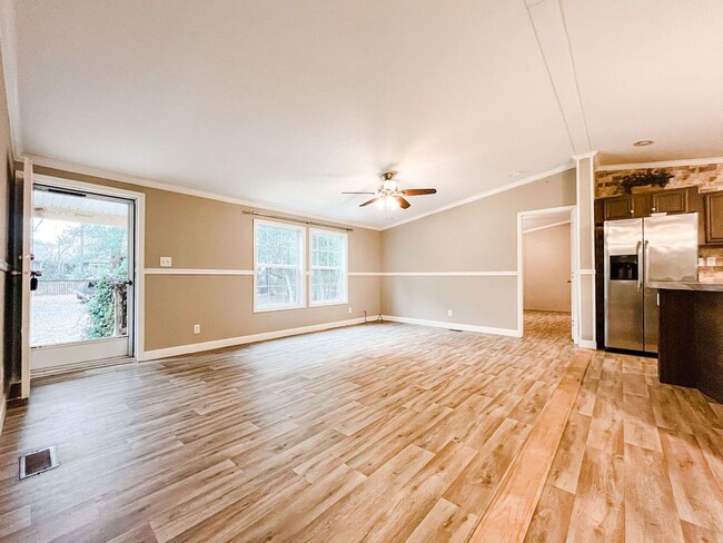 Building Photo - LOCATION! 5 mins from Carolina Beach bridg...