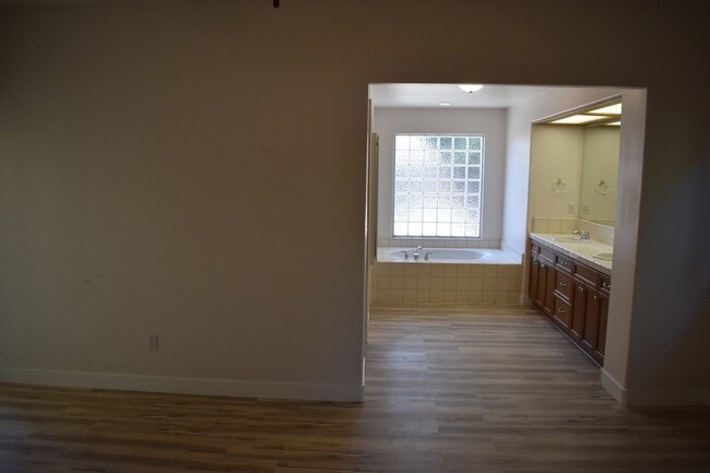 Building Photo - 6310 Diamond Ct