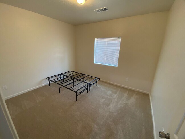 Building Photo - Newer home for rent in Visalia