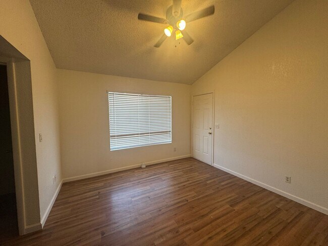 Building Photo - 4828 W Orangewood Ave