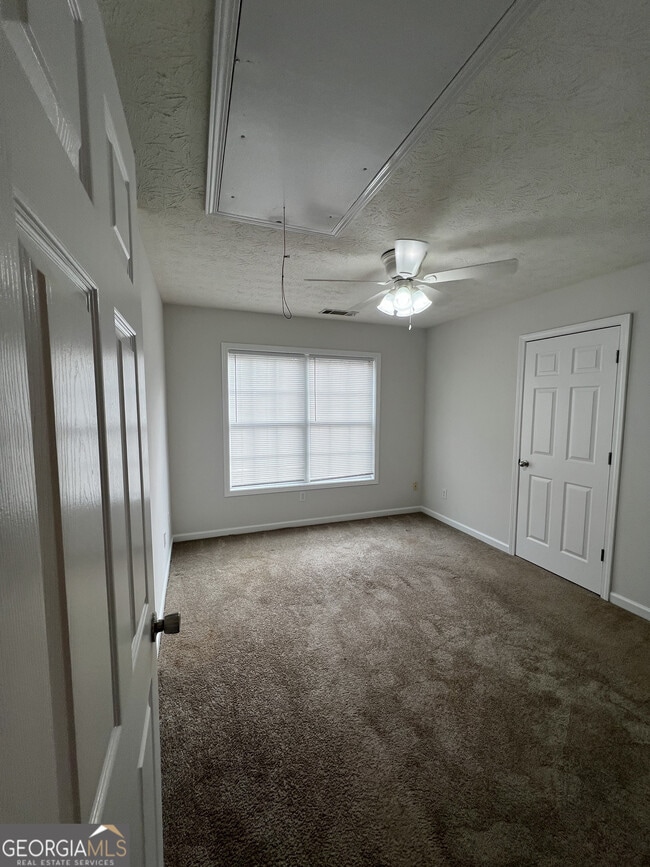 Building Photo - 390 Hawthorne Ext