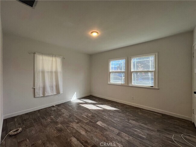 Building Photo - 2588 Genevieve St N